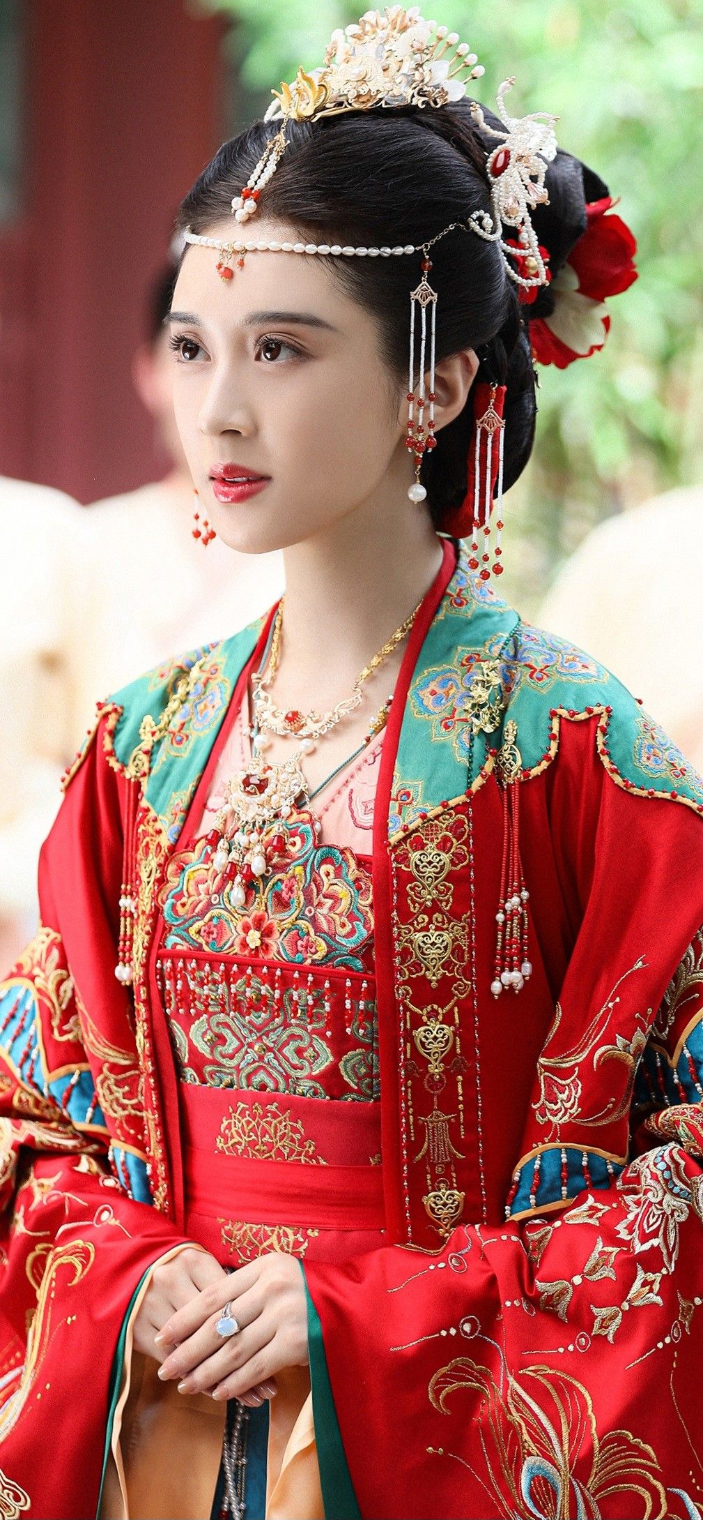 The Enchanting Tale of a Dragon Princess in Traditional Chinese Hanfu The Enchanting Tale of a Dragon Princess in Traditional Chinese Hanfu