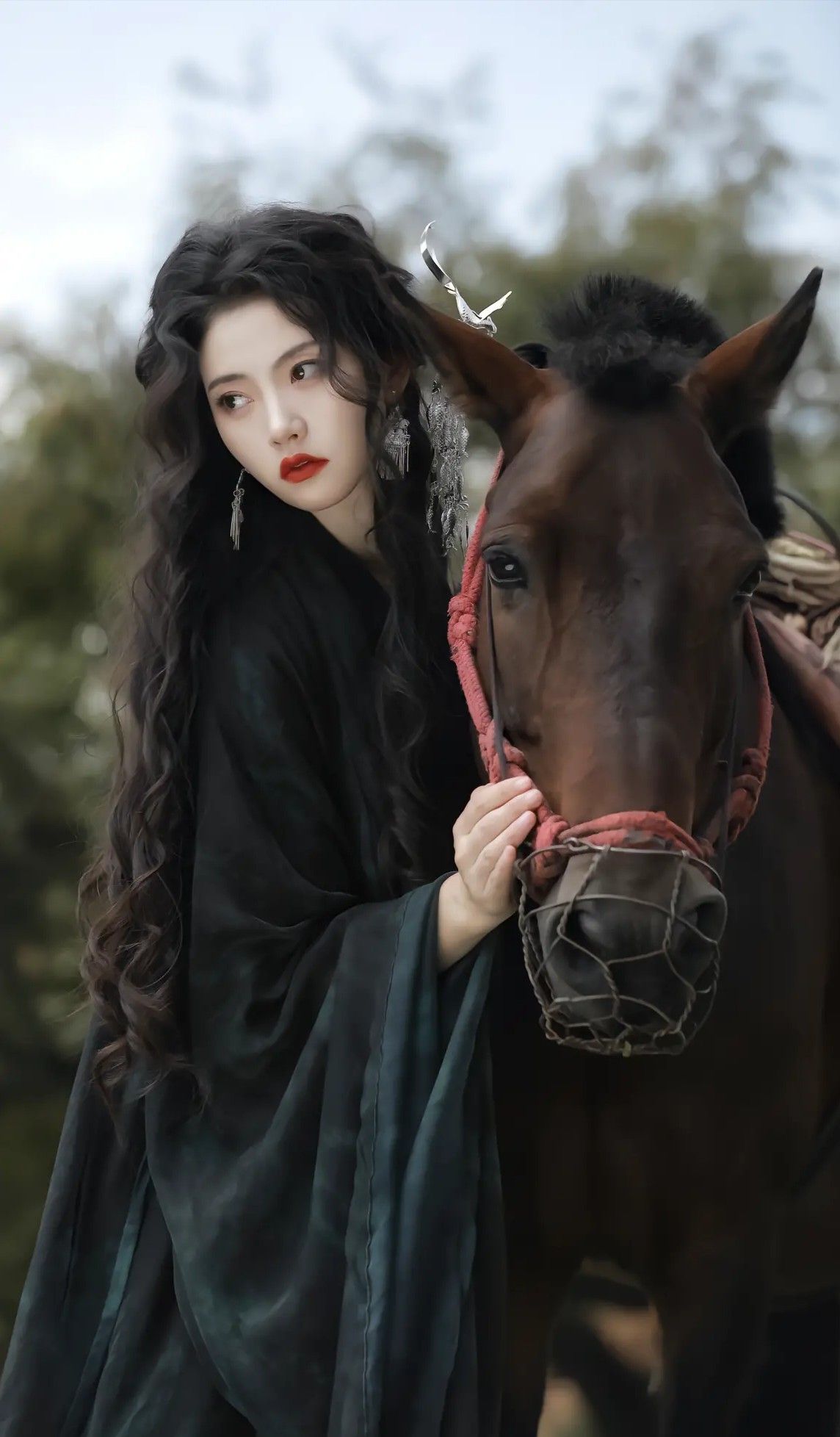 Ethereal Elegance of Hanfu:The Enchantment of White Moonlight Ethereal Elegance of Hanfu:The Enchantment of White Moonlight