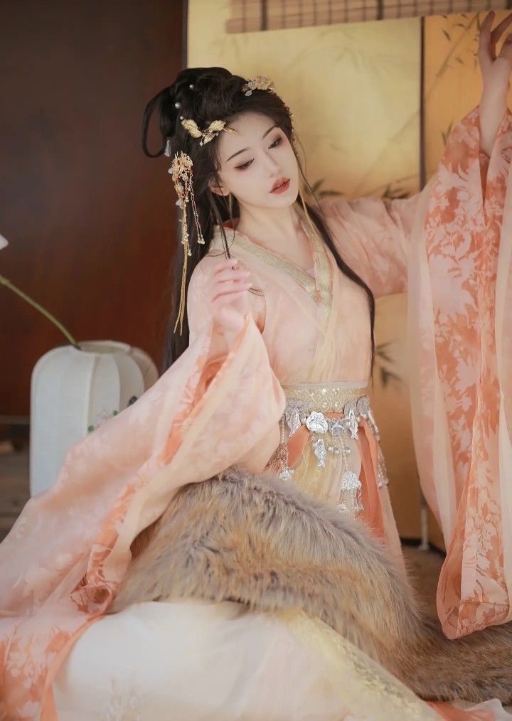 Embracing Autumn Winter:The Evolution of Qipao towards Modern Elegance Embracing Autumn Winter:The Evolution of Qipao towards Modern Elegance