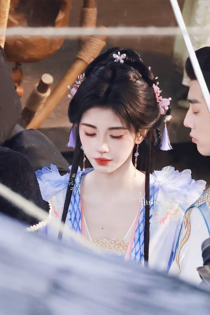 Exploring the World of Hanfu Ancient Style in the Eyes of a Girl Exploring the World of Hanfu Ancient Style in the Eyes of a Girl
