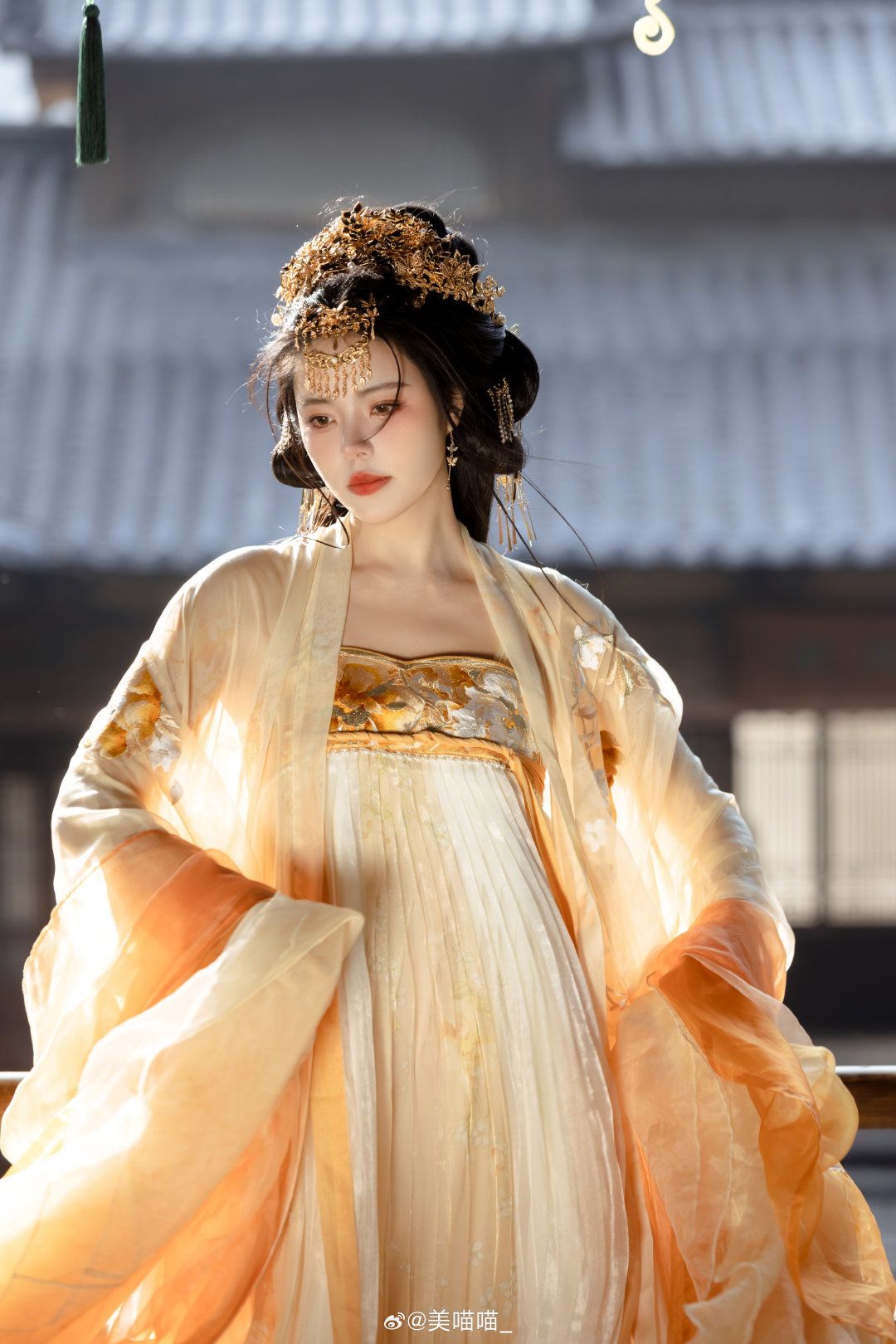 The Evolution of Traditional Chinese Hanfu:The Round-necked Top as a Modern Interpretation The Evolution of Traditional Chinese Hanfu:The Round-necked Top as a Modern Interpretation