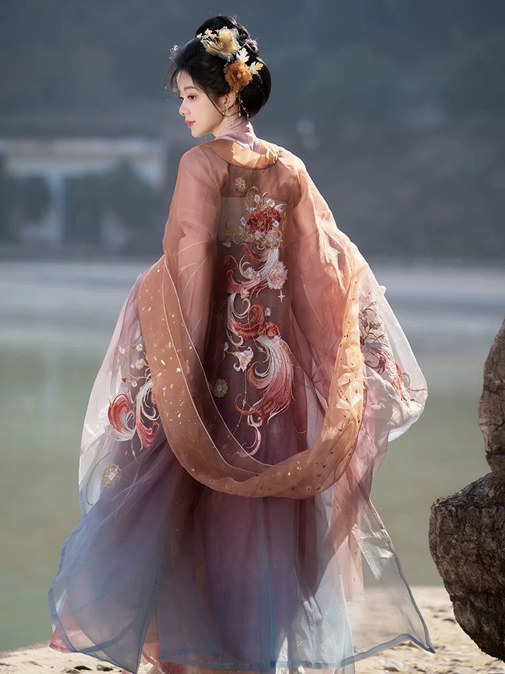 The Splendor of Horseface Skirt:A Fashion Show Background Video The Splendor of Horseface Skirt:A Fashion Show Background Video