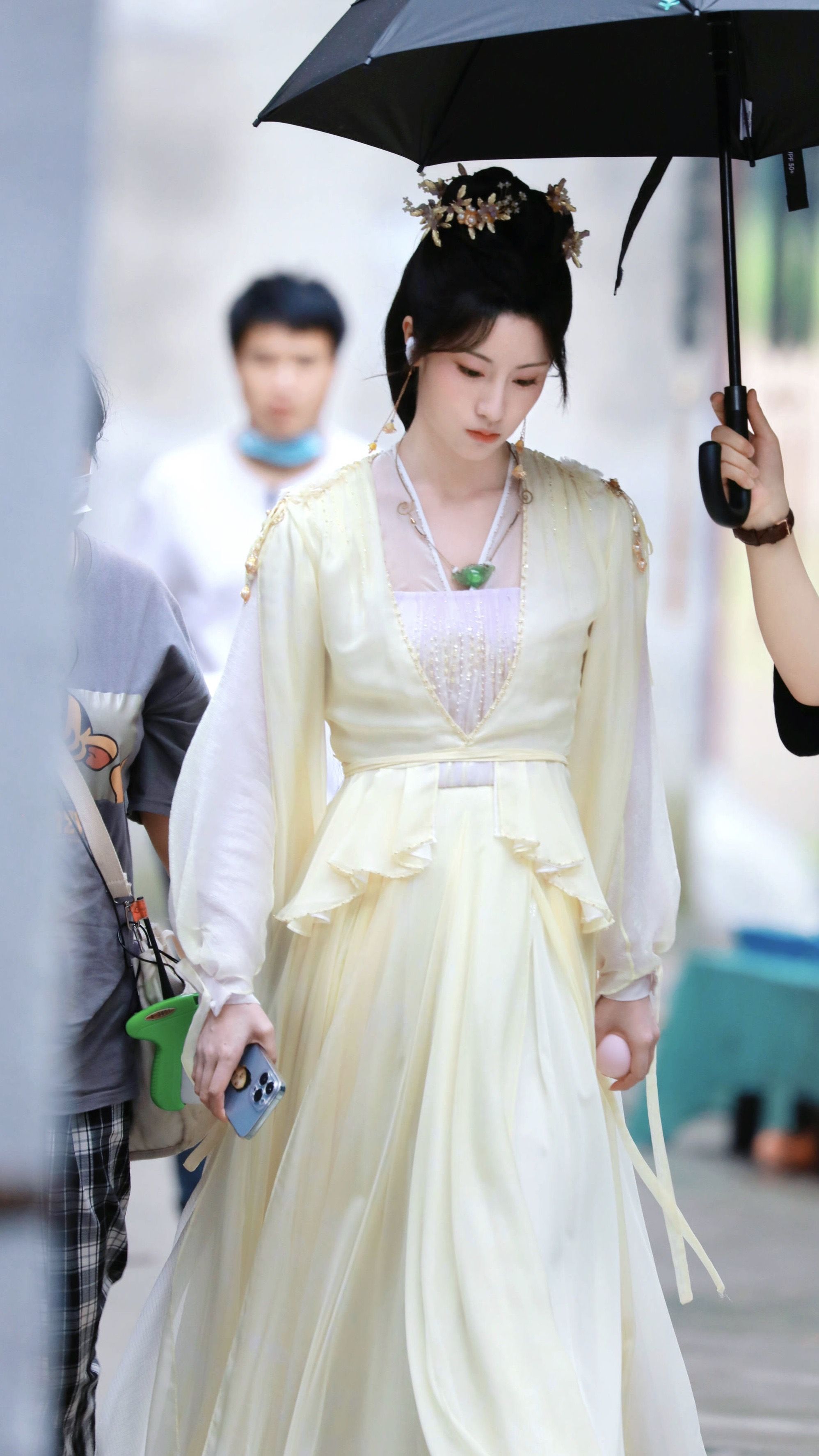 Maternal-Daughter Harmony in Traditional Clothing:A Journey into the World of Hanfu as a Family Maternal-Daughter Harmony in Traditional Clothing:A Journey into the World of Hanfu as a Family