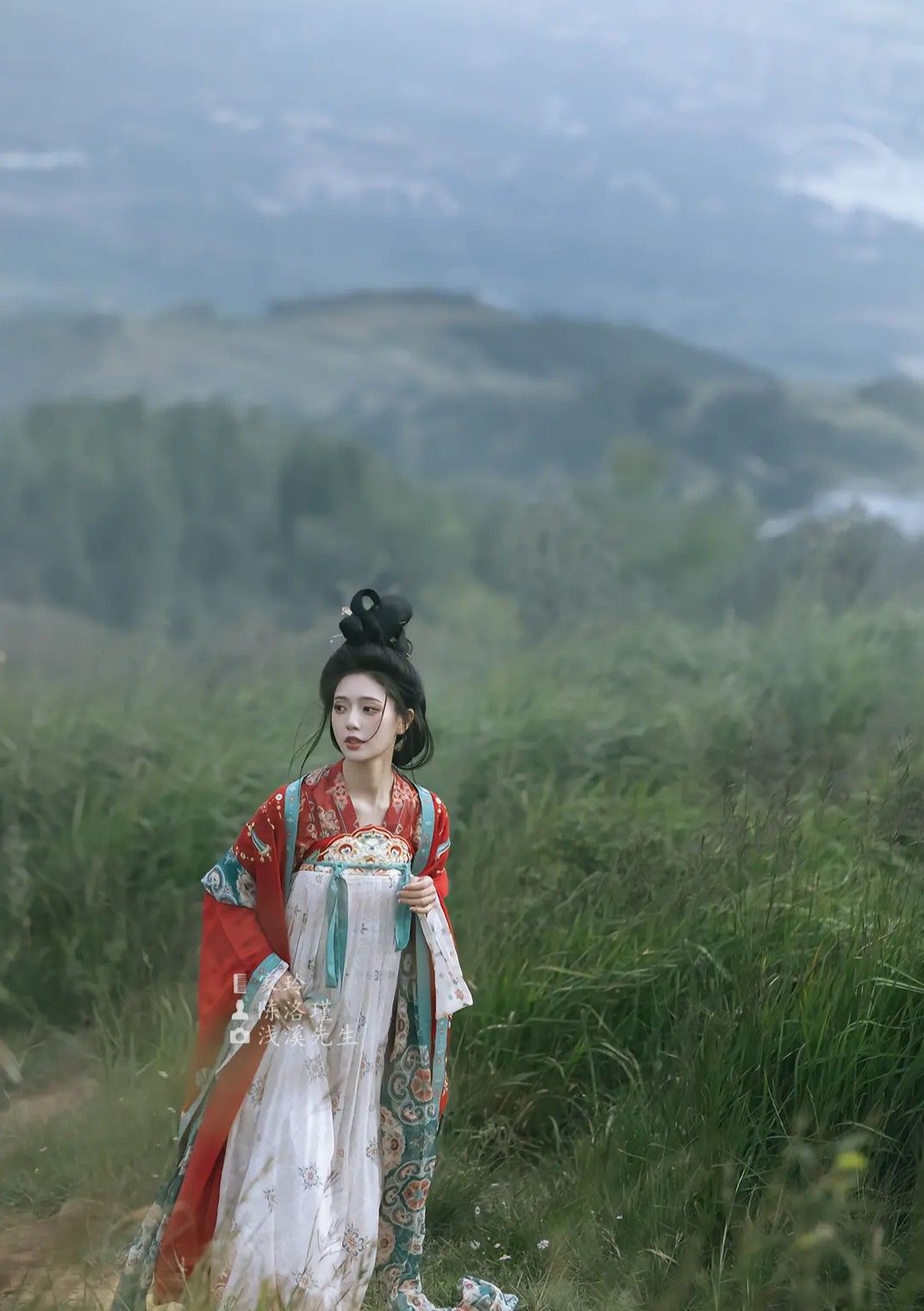 Ming-Style Hanfu for Junior High School Girls:A Blend of Tradition and Modernity Ming-Style Hanfu for Junior High School Girls:A Blend of Tradition and Modernity