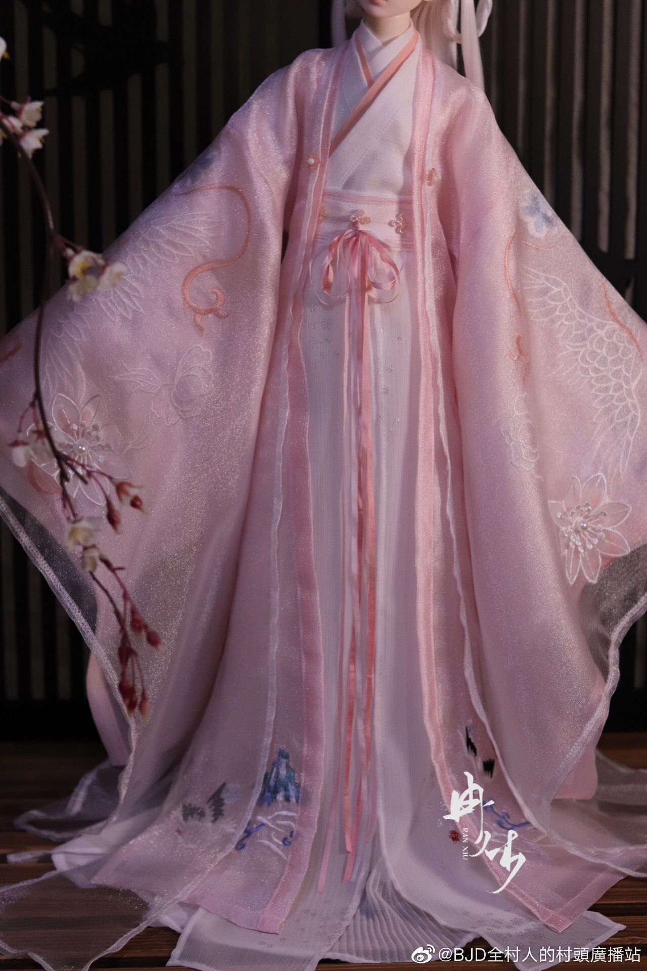 Hanfu Girls Guzheng Performance:A Glimpse into Traditional Elegance Hanfu Girls Guzheng Performance:A Glimpse into Traditional Elegance