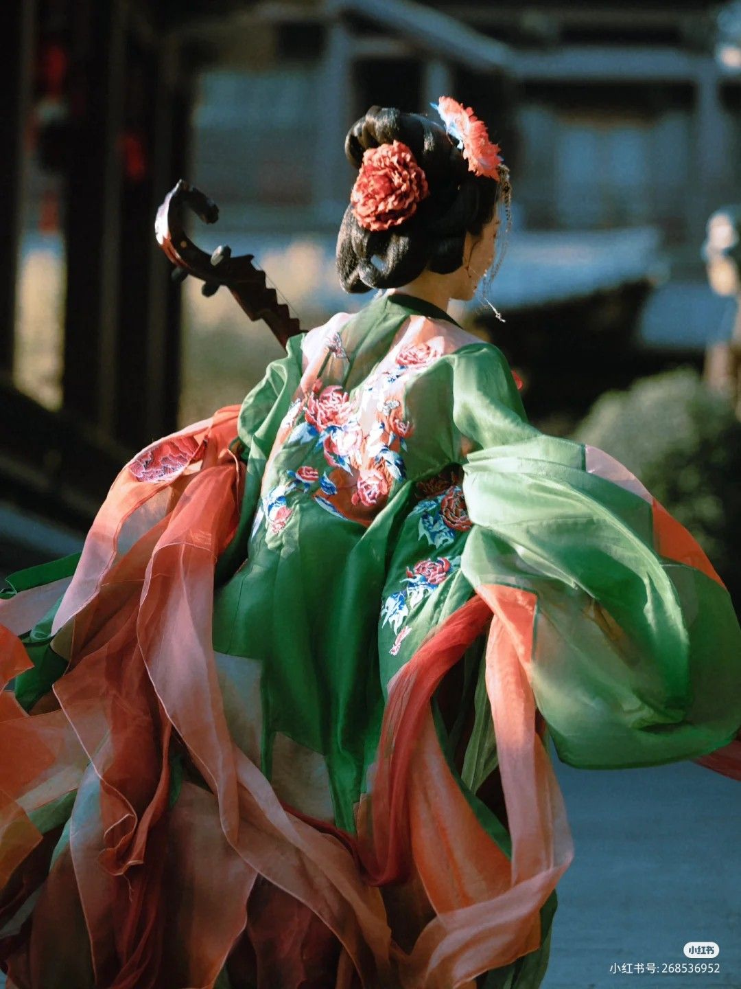The Elegance of Toast-worthy Cheongsam:Merging Fish Tail and Cheongsam Tradition The Elegance of Toast-worthy Cheongsam:Merging Fish Tail and Cheongsam Tradition