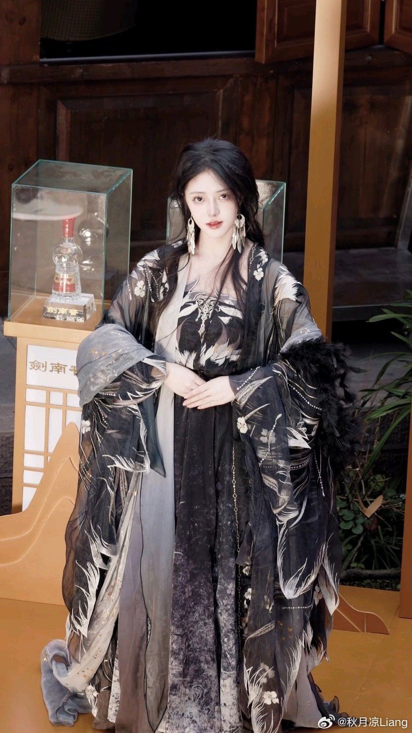 Lightweight Girls Hanfu Summer Dress in Traditional Chinese Fashion Lightweight Girls Hanfu Summer Dress in Traditional Chinese Fashion