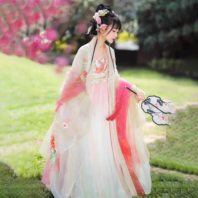 Traditional Chinese Cheongsam,Hair Buns and hairpin Elegance Traditional Chinese Cheongsam,Hair Buns and hairpin Elegance