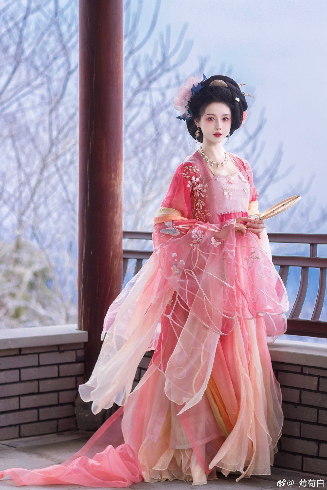 The Splendor of Hanfu:A Closer Look at the Elegant步摇 The Splendor of Hanfu:A Closer Look at the Elegant步摇