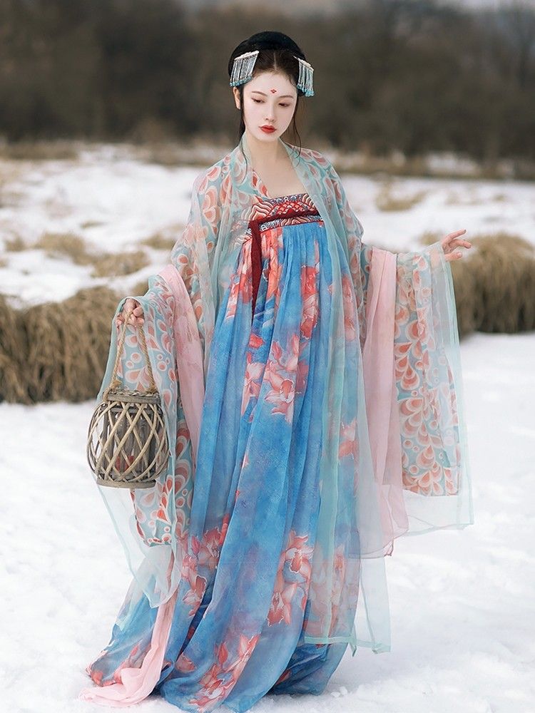 Elegant Yellow Cheongsam Skirt with Cloud-like Silk The Charm of Chinese Traditional Beauty Elegant Yellow Cheongsam Skirt with Cloud-like Silk The Charm of Chinese Traditional Beauty