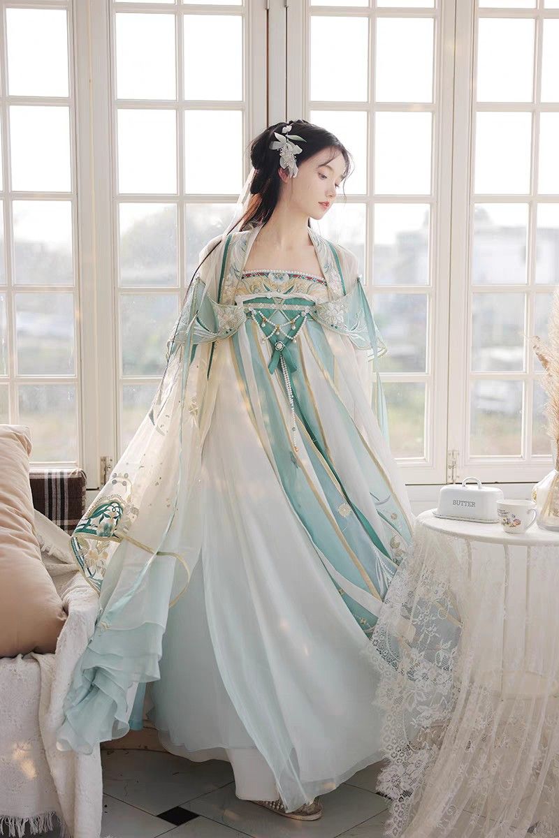 Qipao and Persimmons:A Symbol of Good Fortune Qipao and Persimmons:A Symbol of Good Fortune