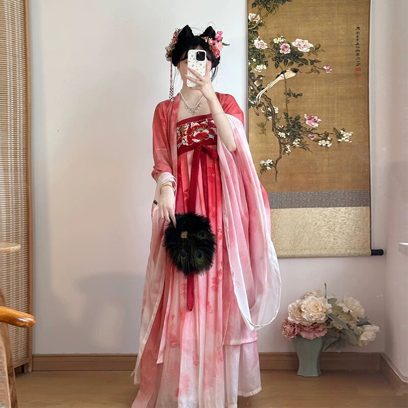 The Splendor of Hanfu and Dance Troupe in the Northern and Southern Dynasties