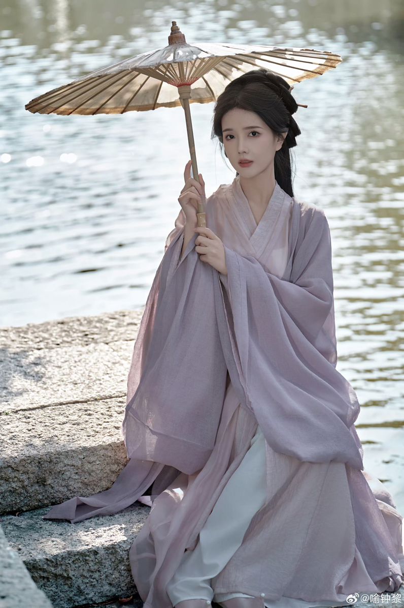 The Rising Popularity of Hanfu Traditional Chinese Clothing Among Middle School Students The Rising Popularity of Hanfu Traditional Chinese Clothing Among Middle School Students