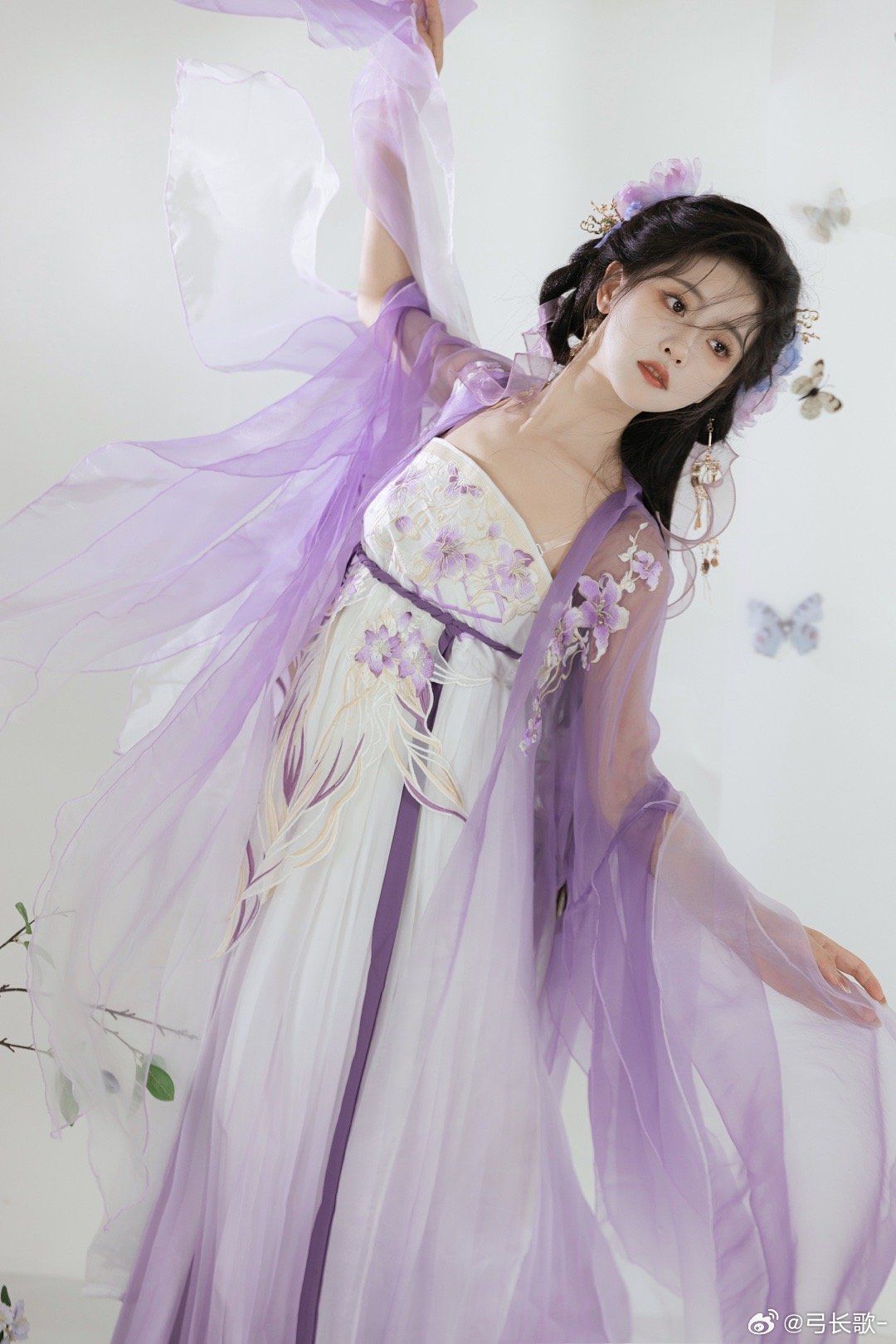 The Splendor of Blue Sash in Traditional Hanfu Fashion