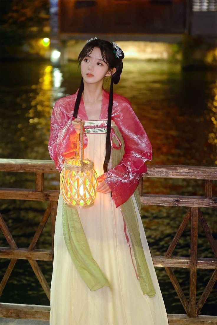 Reinventing Traditional Chinese Hanfu Fashion:Modern Innovations in the Classic Style Reinventing Traditional Chinese Hanfu Fashion:Modern Innovations in the Classic Style