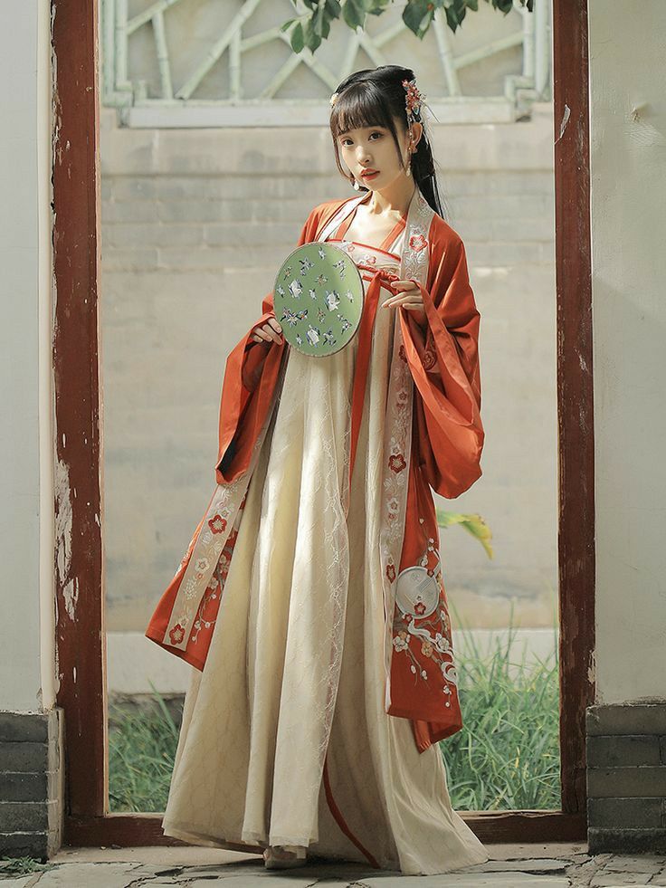 The Equestrian Elegance of a Tall Riders Extended-Length Horse-Tail Skirt The Equestrian Elegance of a Tall Riders Extended-Length Horse-Tail Skirt