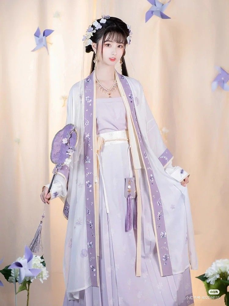 V-Neck Cheongsam:A Modern Evolution V-Neck Cheongsam:A Modern Evolution