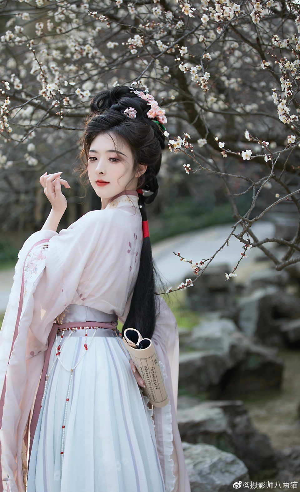 Vintage-Style Cheongsam:The Charm of Silk Vintage-Style Cheongsam:The Charm of Silk