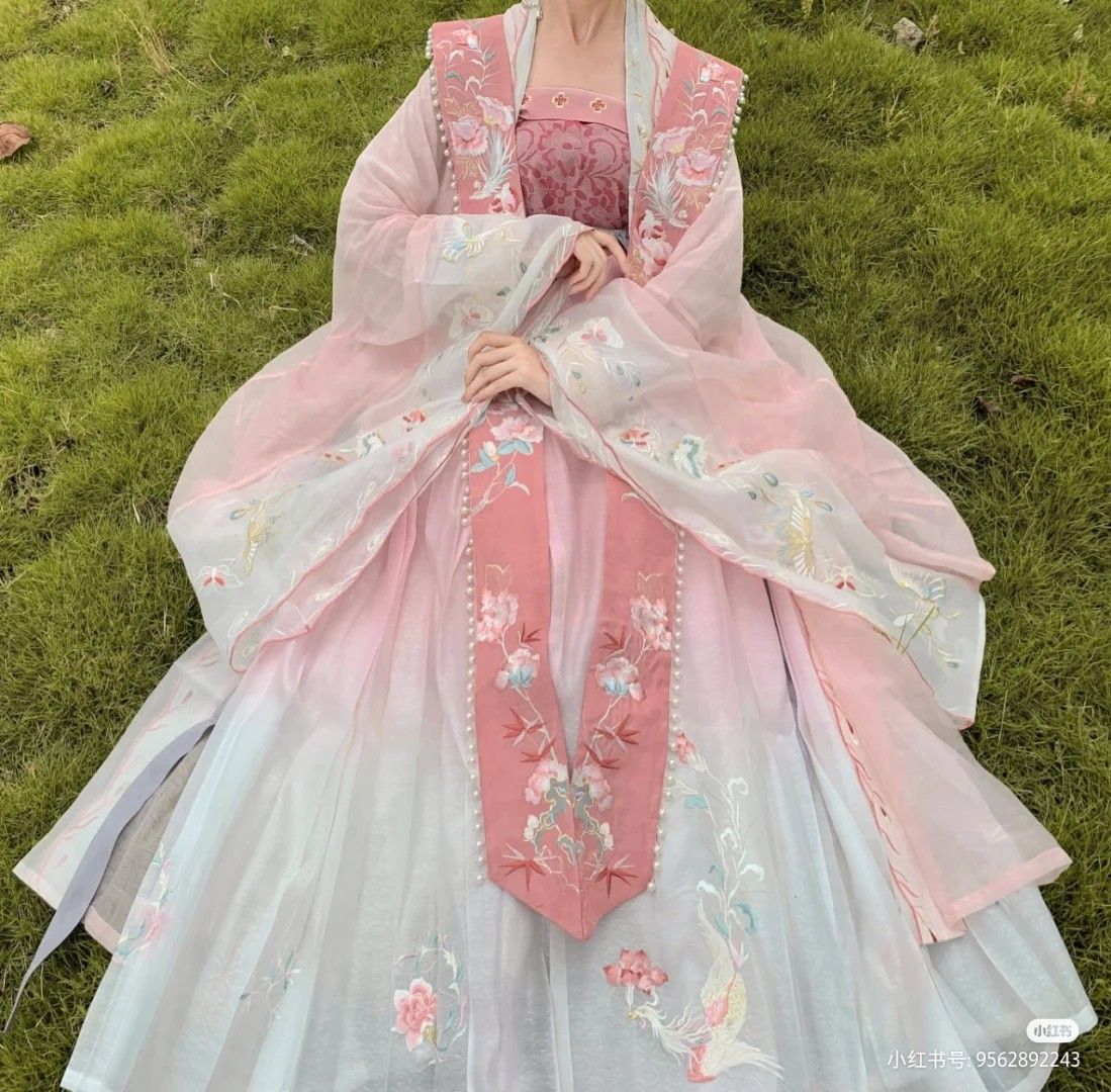 White Hanfu:A Fairy-like Elegance White Hanfu:A Fairy-like Elegance