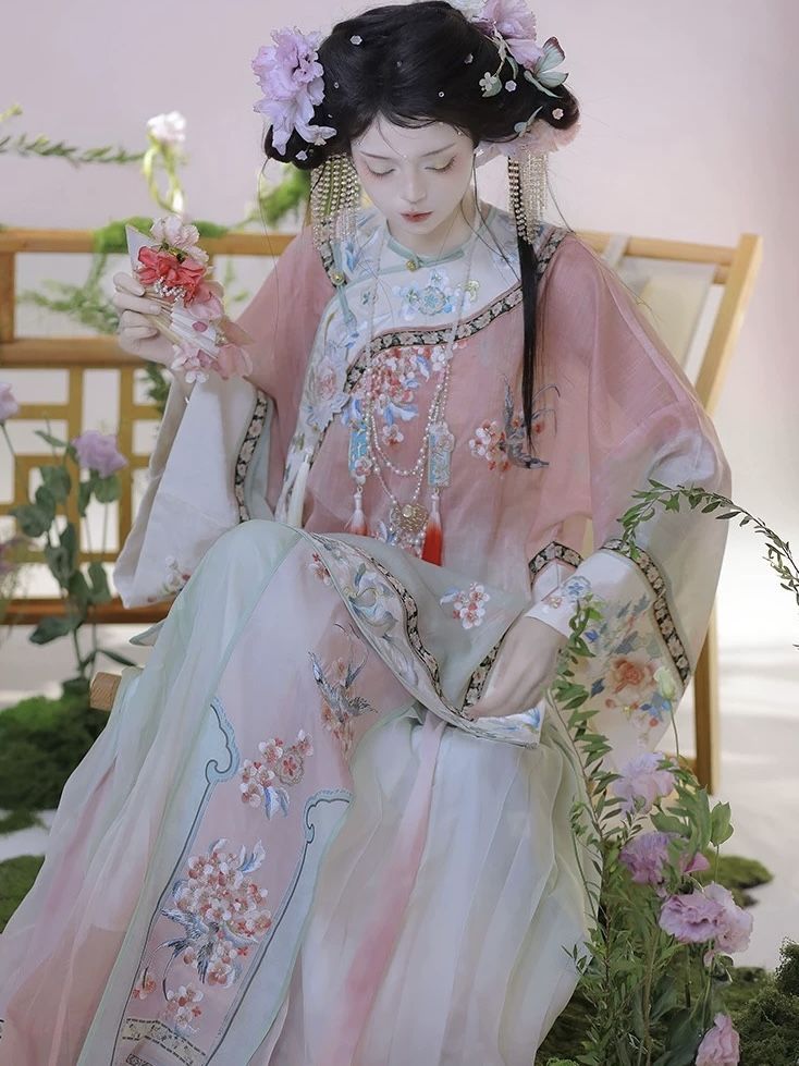 Winter Childrens Red Hanfu:A Traditional Chinese Fashion Statement Winter Childrens Red Hanfu:A Traditional Chinese Fashion Statement
