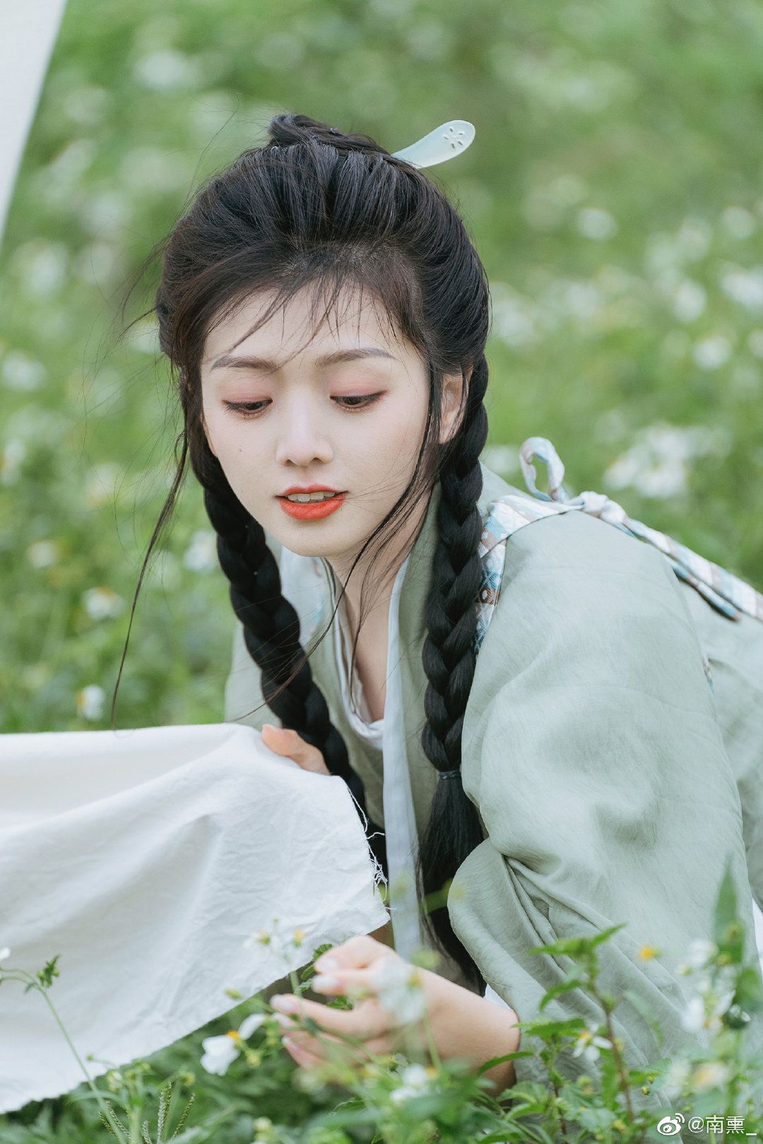 The Splendor of Peacock Princess in Sparrow Feather Hanfu
