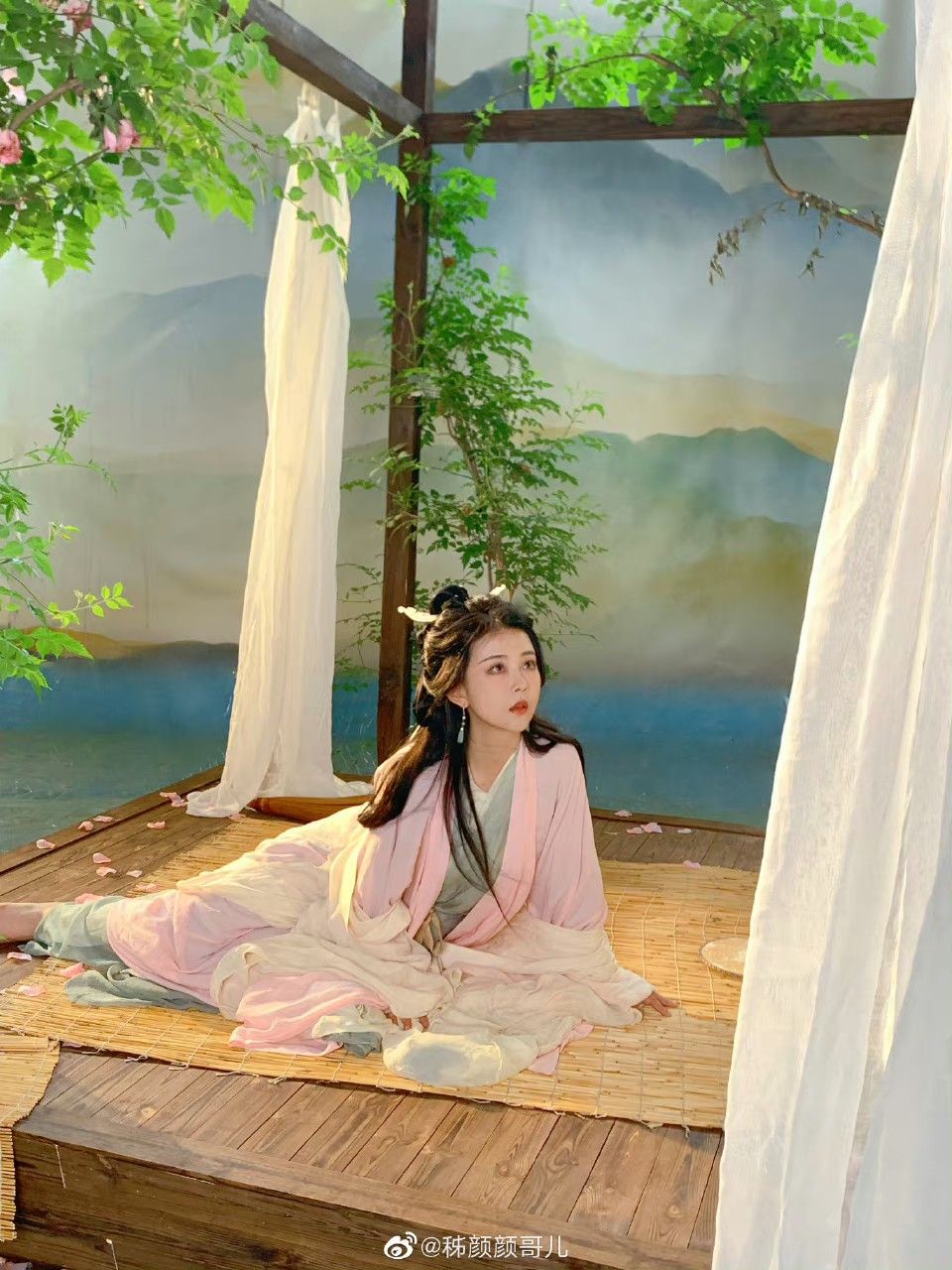 Mini New Chinese Cheongsam Set Embracing the Essence of Traditional Elegance Mini New Chinese Cheongsam Set Embracing the Essence of Traditional Elegance