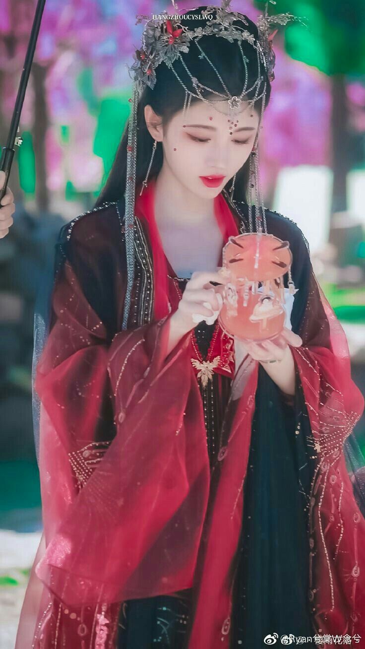 The Splendor of Red Hanfu:A Closer Examination of the Cheongsam Clasp The Splendor of Red Hanfu:A Closer Examination of the Cheongsam Clasp