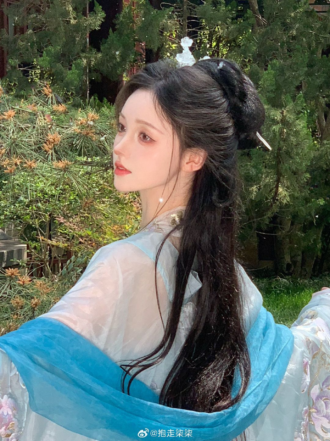 The Elegant Combination of White High Heels and Cheongsam:A Cultural Fashion Statement The Elegant Combination of White High Heels and Cheongsam:A Cultural Fashion Statement