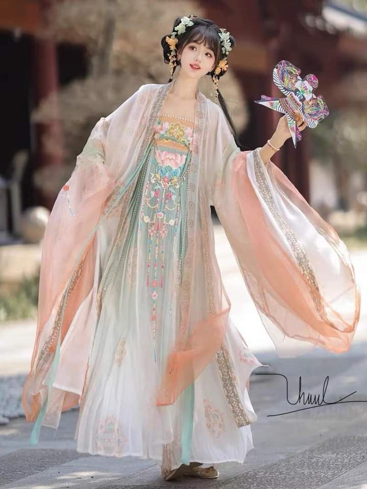 Elegant Qipao:The Fusion of Simplicity and Western Charm Elegant Qipao:The Fusion of Simplicity and Western Charm
