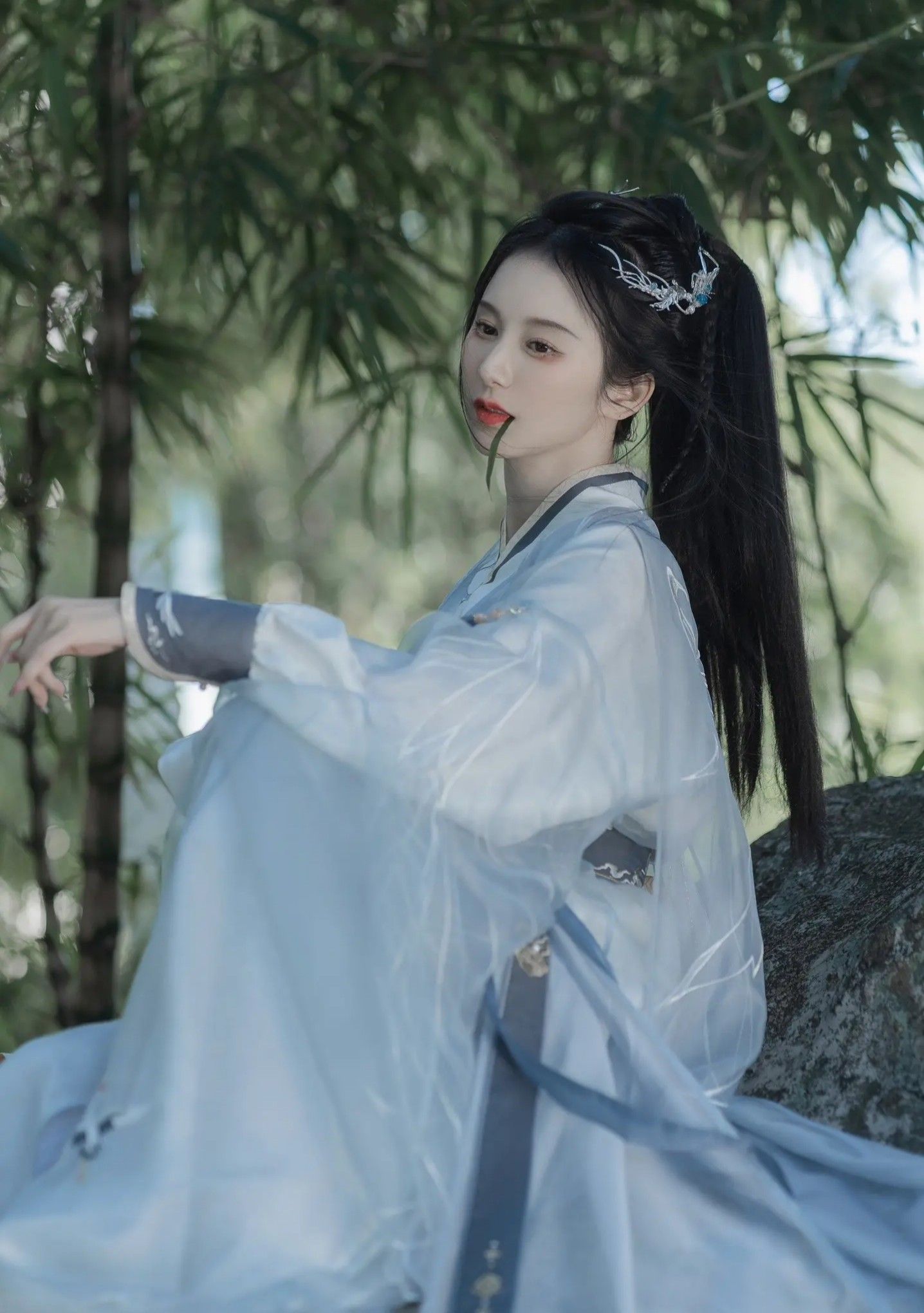 Encountering the Dragon:The Splendid Hanfu Style of Liu Ying Encountering the Dragon:The Splendid Hanfu Style of Liu Ying