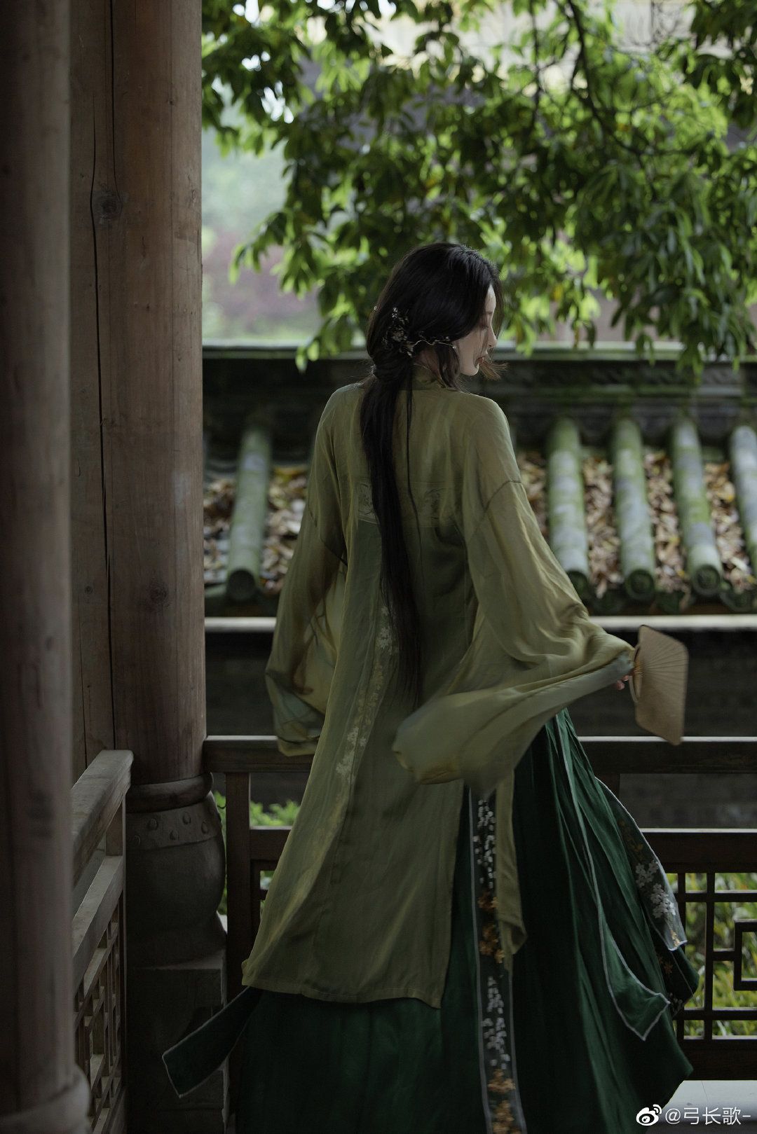 Embracing Modernity in a Reimagined Cheongsam:Youthful Fashion Revolution Embracing Modernity in a Reimagined Cheongsam:Youthful Fashion Revolution