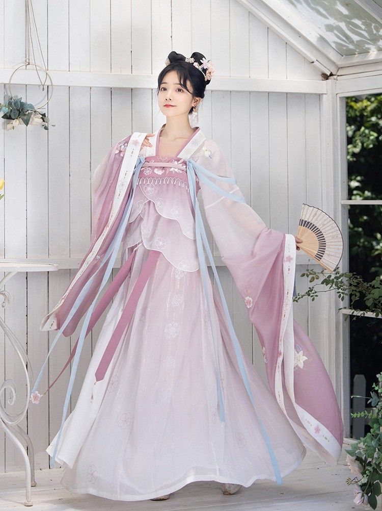 Winter Warmth in Traditional Hanfu:The Art of the Hanfu-Style Overcoat Winter Warmth in Traditional Hanfu:The Art of the Hanfu-Style Overcoat