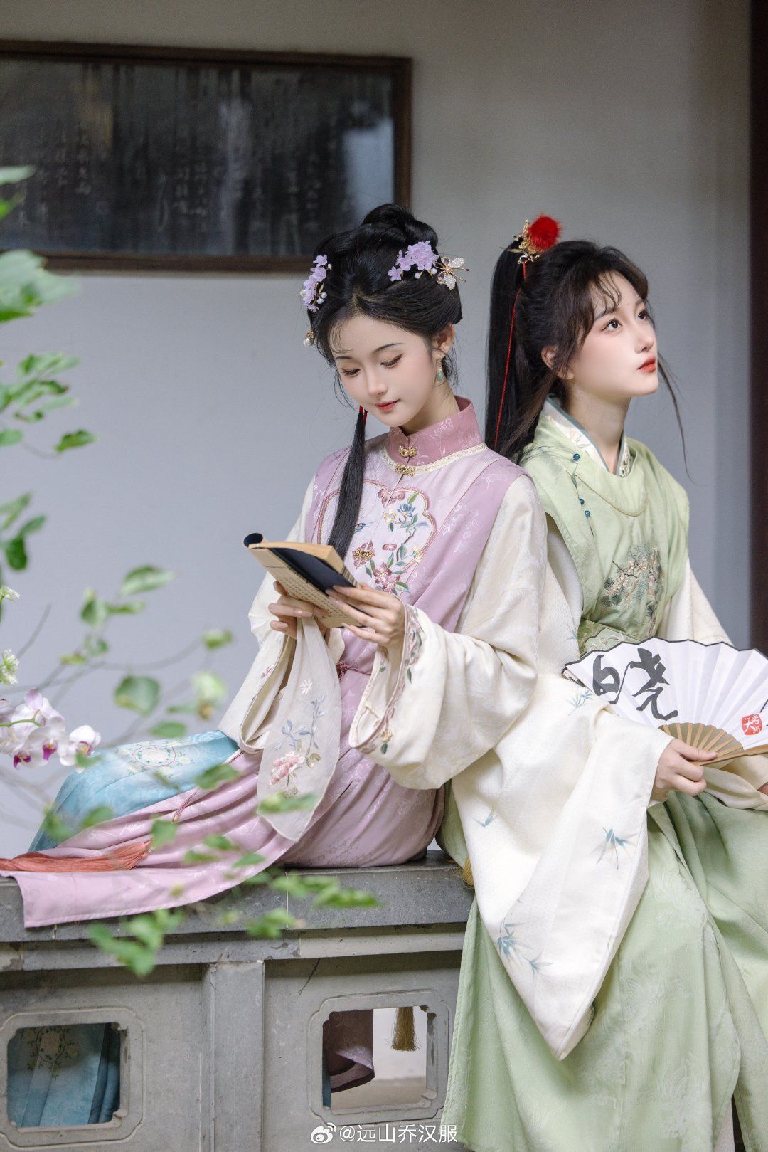 Blooming Splendor:The Revival of Hanfu Fashion with the Charm of Exquisite Flower Patterns Blooming Splendor:The Revival of Hanfu Fashion with the Charm of Exquisite Flower Patterns