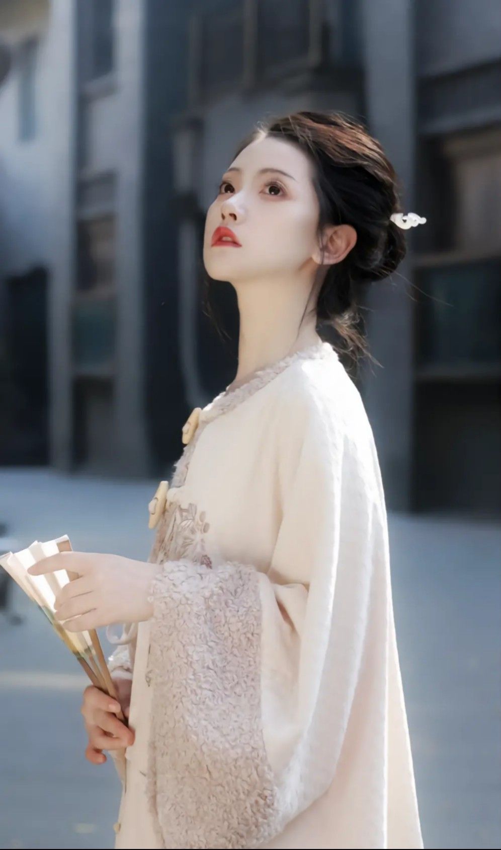 The Charm of Sleeveless Cheongsam with Traditional Placket Buttons The Charm of Sleeveless Cheongsam with Traditional Placket Buttons