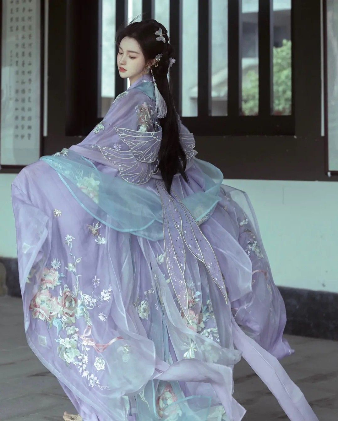 The Splendor of Glass-like Hanzu Robes:Xuanji and Yuan Bingyans Journey into Traditional Elegance The Splendor of Glass-like Hanzu Robes:Xuanji and Yuan Bingyans Journey into Traditional Elegance