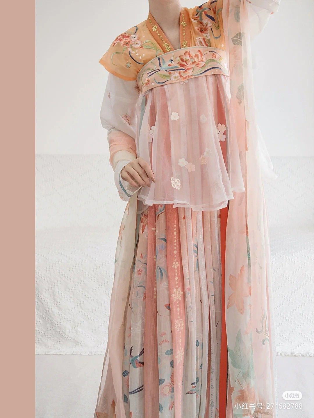 Authentic Ming-Style Hanfu with Horseface Skirt:A Closer Look into Traditional Chinese Elegance Authentic Ming-Style Hanfu with Horseface Skirt:A Closer Look into Traditional Chinese Elegance