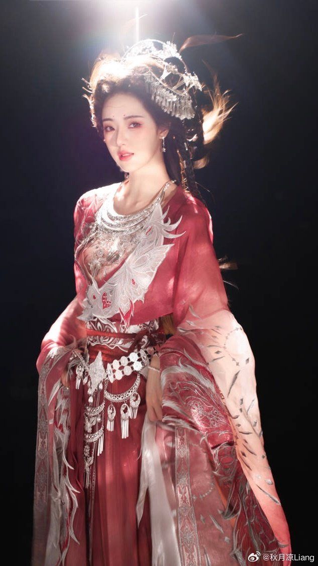 Vintage Revival:The Evolution of Qipao in Modern Fashion Vintage Revival:The Evolution of Qipao in Modern Fashion