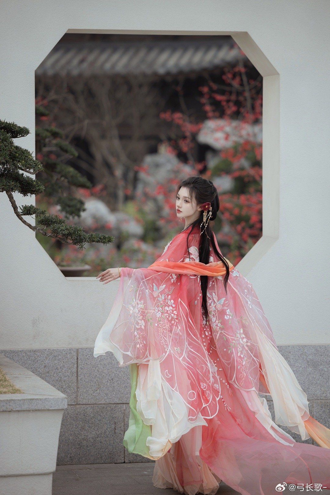 Ethereal Dreams and Splendid Splashes:The Qimeng Liuguang Horseback Skirt Ethereal Dreams and Splendid Splashes:The Qimeng Liuguang Horseback Skirt