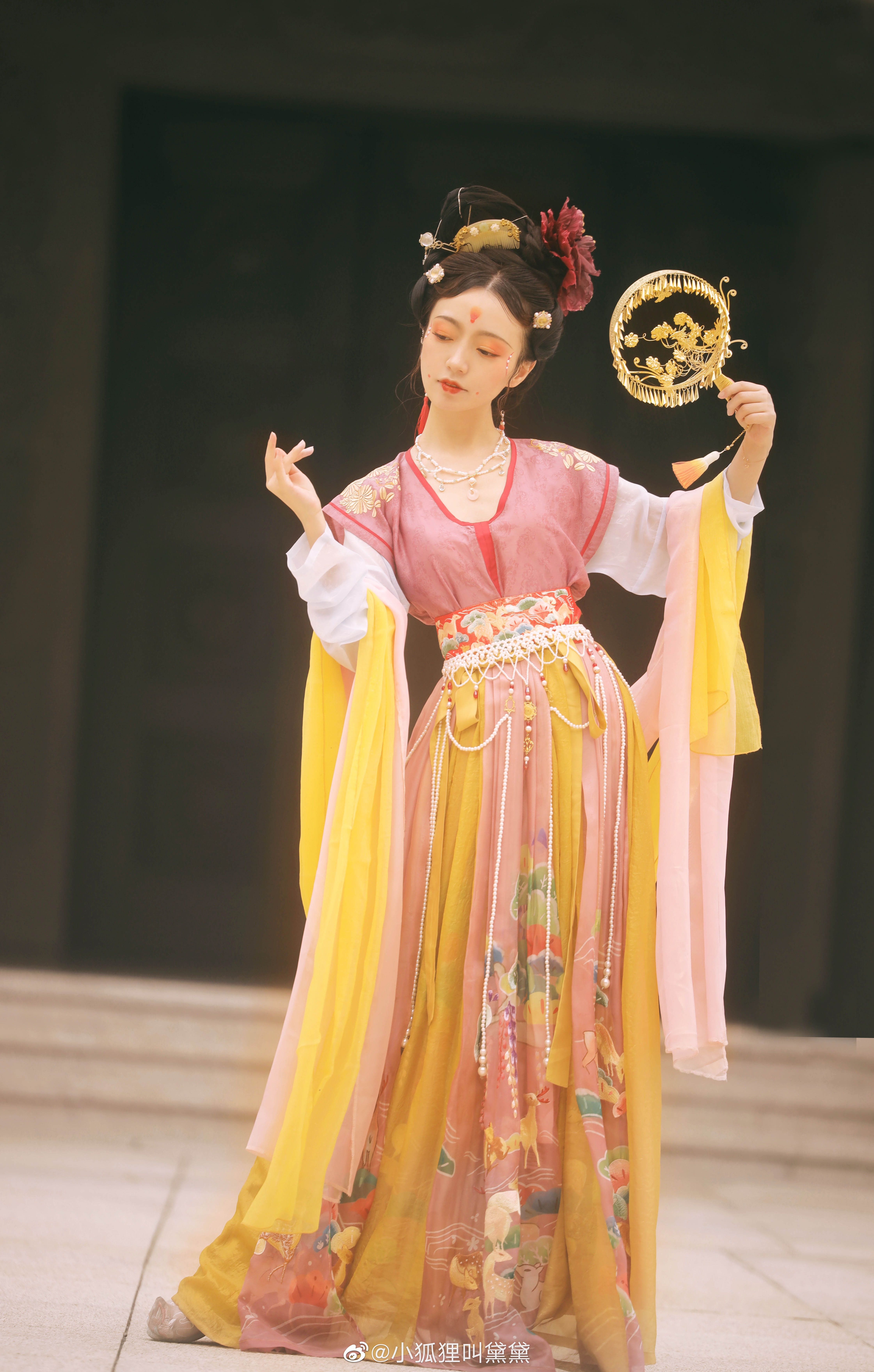 Embracing the Splendor of Traditional Chinese Elegance:Women’s Tangzhuang Fashion in Autumn Winter Embracing the Splendor of Traditional Chinese Elegance:Women’s Tangzhuang Fashion in Autumn Winter