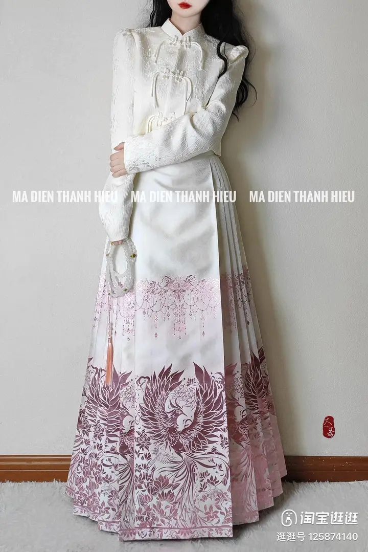 The Evolution of Traditional Hanfu Costumes in Performance:A Journey Through Time and Style The Evolution of Traditional Hanfu Costumes in Performance:A Journey Through Time and Style