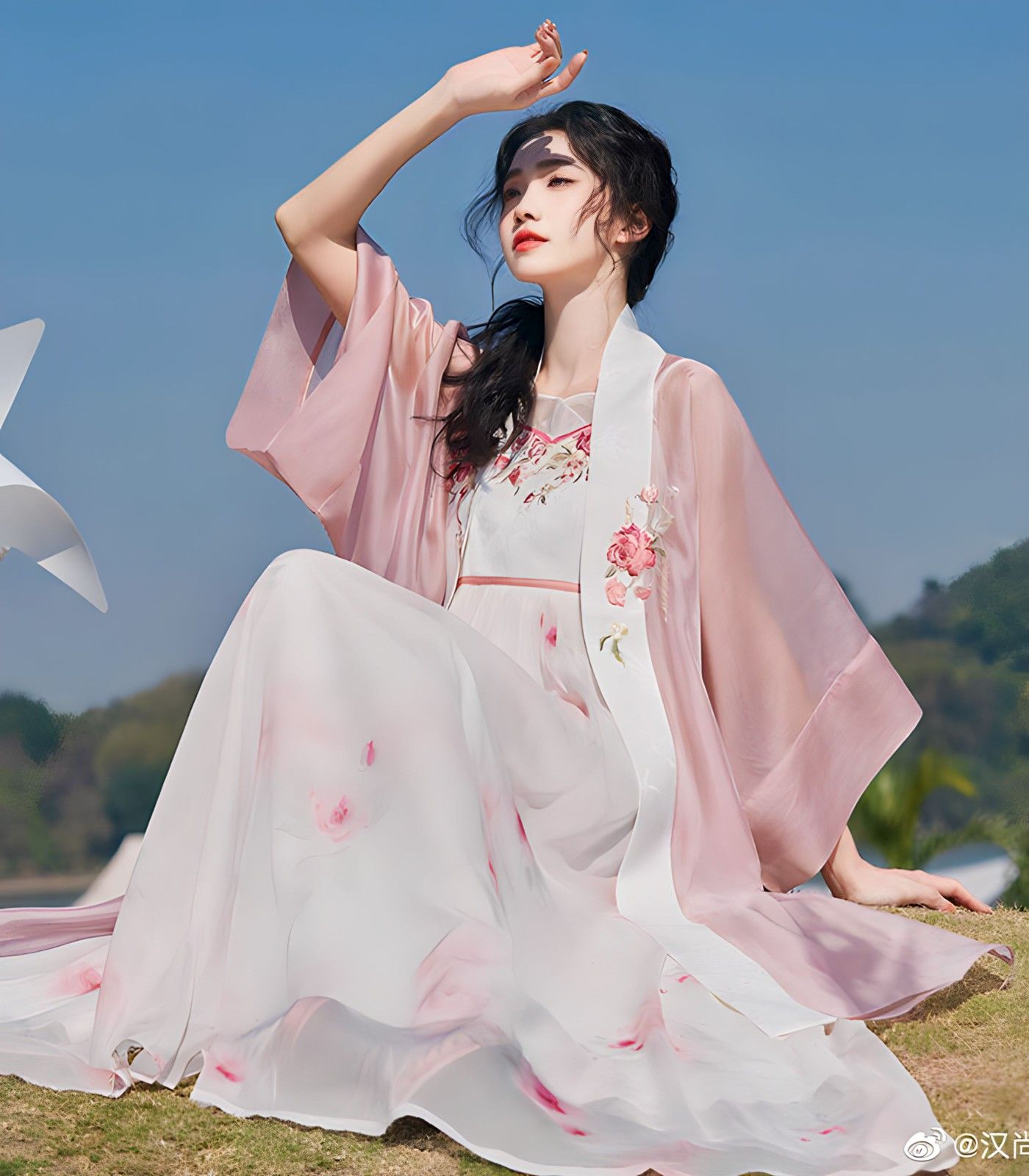The Dominating 12-Year-Old in Traditional Hanfu Fashion The Dominating 12-Year-Old in Traditional Hanfu Fashion
