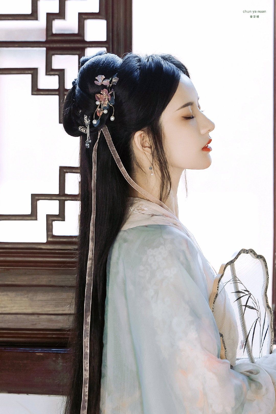 The Splendor of Chinese Traditional Clothing:A Girl Child in a Long-sleeved Hanfu The Splendor of Chinese Traditional Clothing:A Girl Child in a Long-sleeved Hanfu
