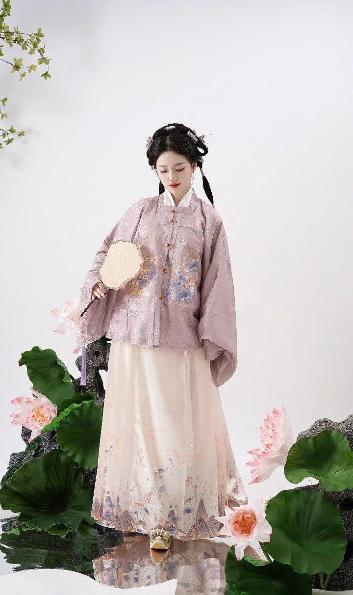 The Enchanting Beauty of Princess Yaoyao in JK-Style Hanfu The Enchanting Beauty of Princess Yaoyao in JK-Style Hanfu