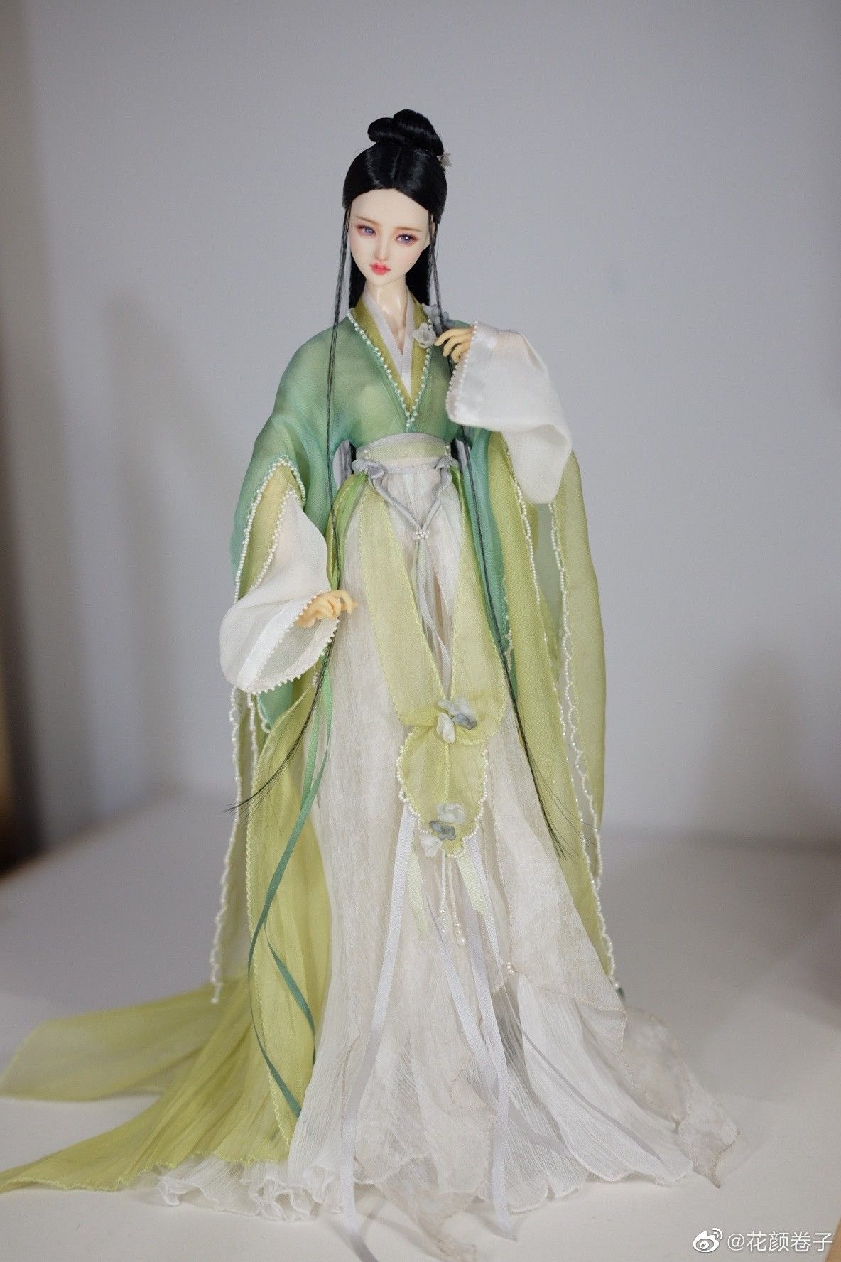 Luxury Silk Cheongsam for the Affluent and Sophisticated Housewife Luxury Silk Cheongsam for the Affluent and Sophisticated Housewife