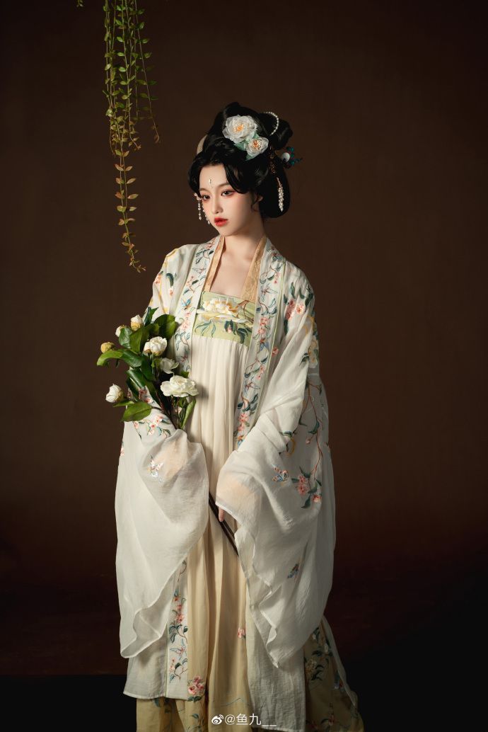 Chao Shans Flag-Carrying Cheongsam:A Cultural Icon of Traditional Elegance Chao Shans Flag-Carrying Cheongsam:A Cultural Icon of Traditional Elegance