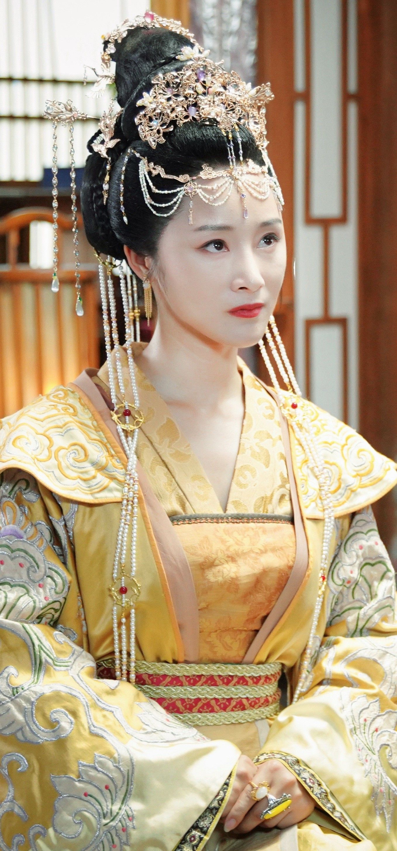 Hairstyles to Match a Horseface Skirt:A Guide to Styling Your Hair for Traditional Elegance