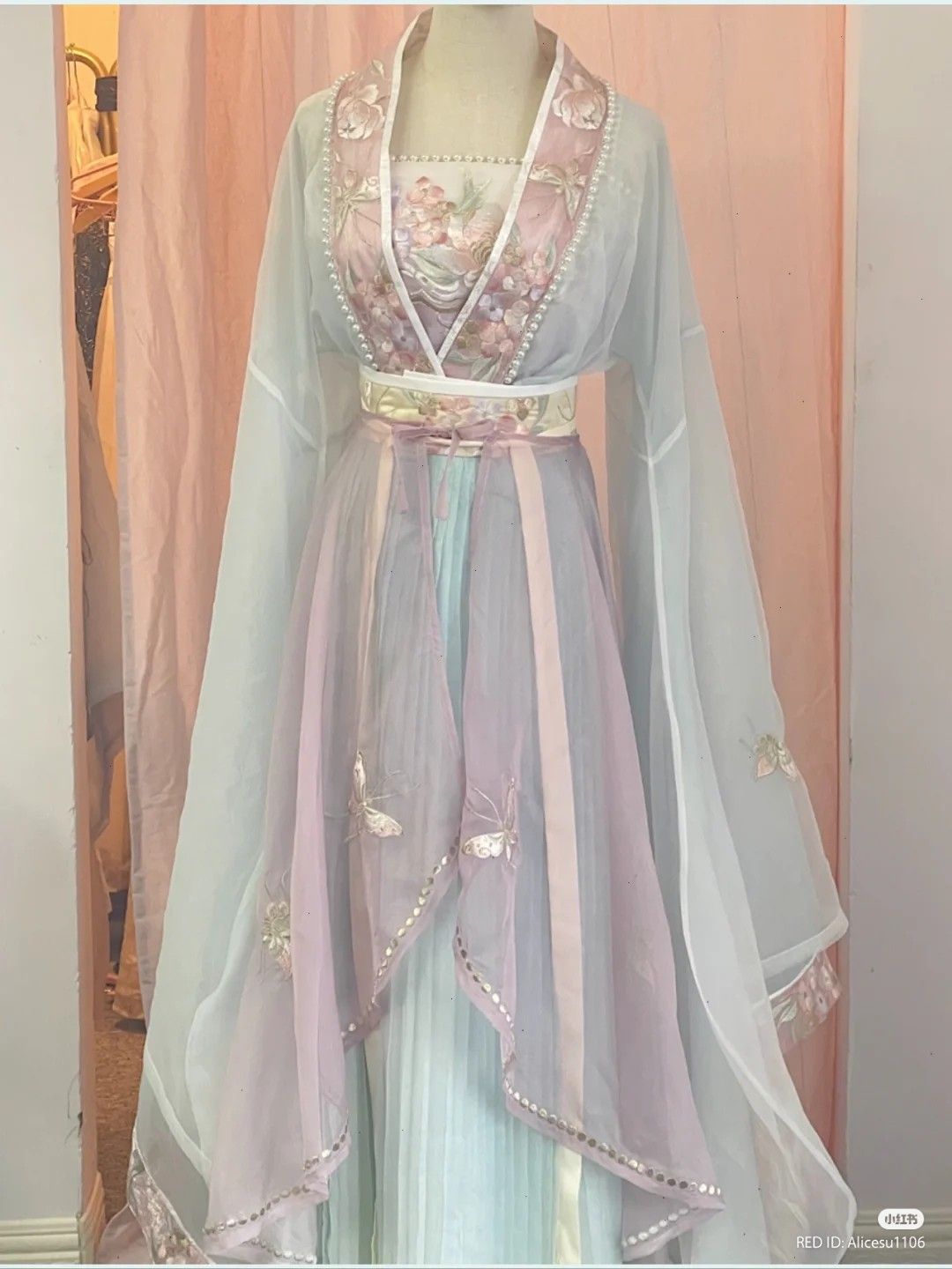 The Rise of the Short-Style Hanfu Fashion:A Glimpse into the Life of a Female Hanfu Influencer The Rise of the Short-Style Hanfu Fashion:A Glimpse into the Life of a Female Hanfu Influencer