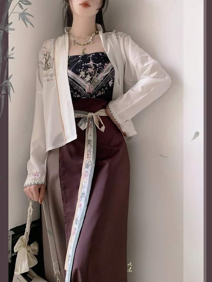 Embracing Modernity in Traditional Cheongsam:Innovations in San蚕丝低领 Design Embracing Modernity in Traditional Cheongsam:Innovations in San蚕丝低领 Design