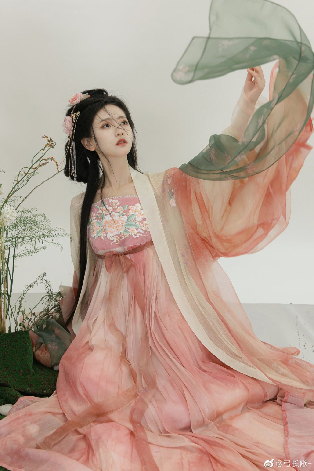 Original Hanfu Fashion:The Journey of Thirteen Young Innovators Original Hanfu Fashion:The Journey of Thirteen Young Innovators