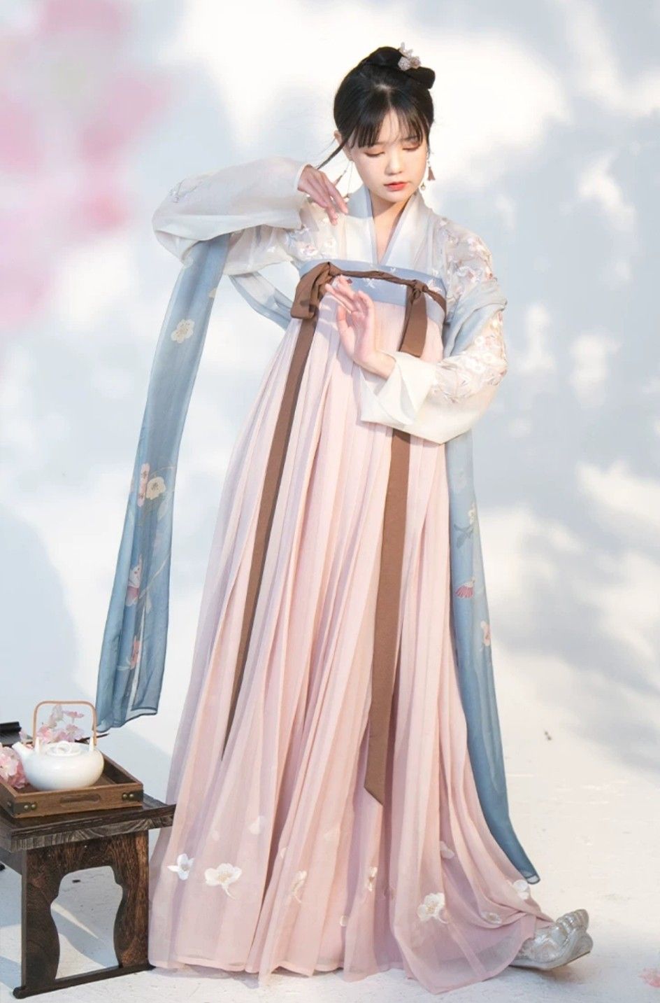 The Splendor of Hanfu Robes:The Art of the Silk Veil The Splendor of Hanfu Robes:The Art of the Silk Veil